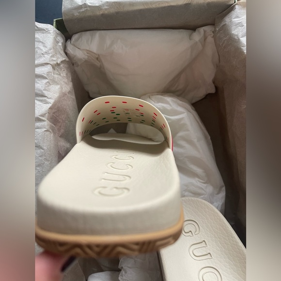 New Gucci GG Interlocking Logo Rubber Sandals - Picture 8 of 16